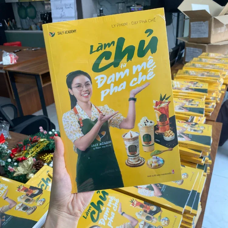 Cuốn sách in màu Làm chủ từ đam mê pha chế được cầm trên tay