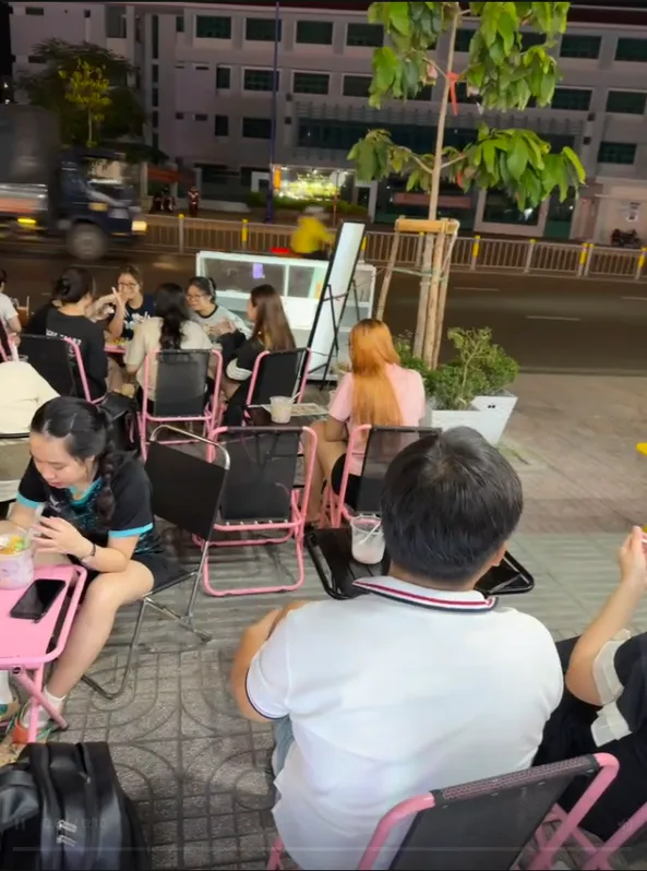 Quán đồ uống của học viên đông khách vào buổi tối